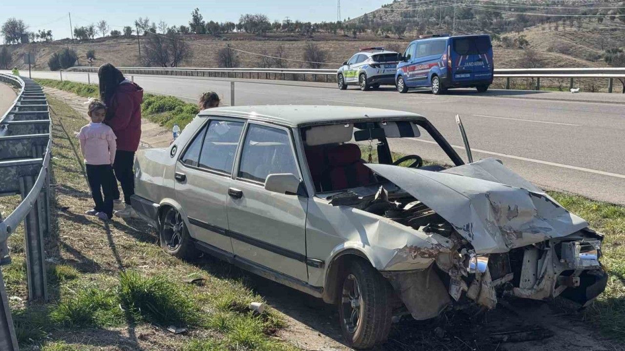 Kilis’te bariyerlere çarpan otomobildeki 2 kişi yaralandı
