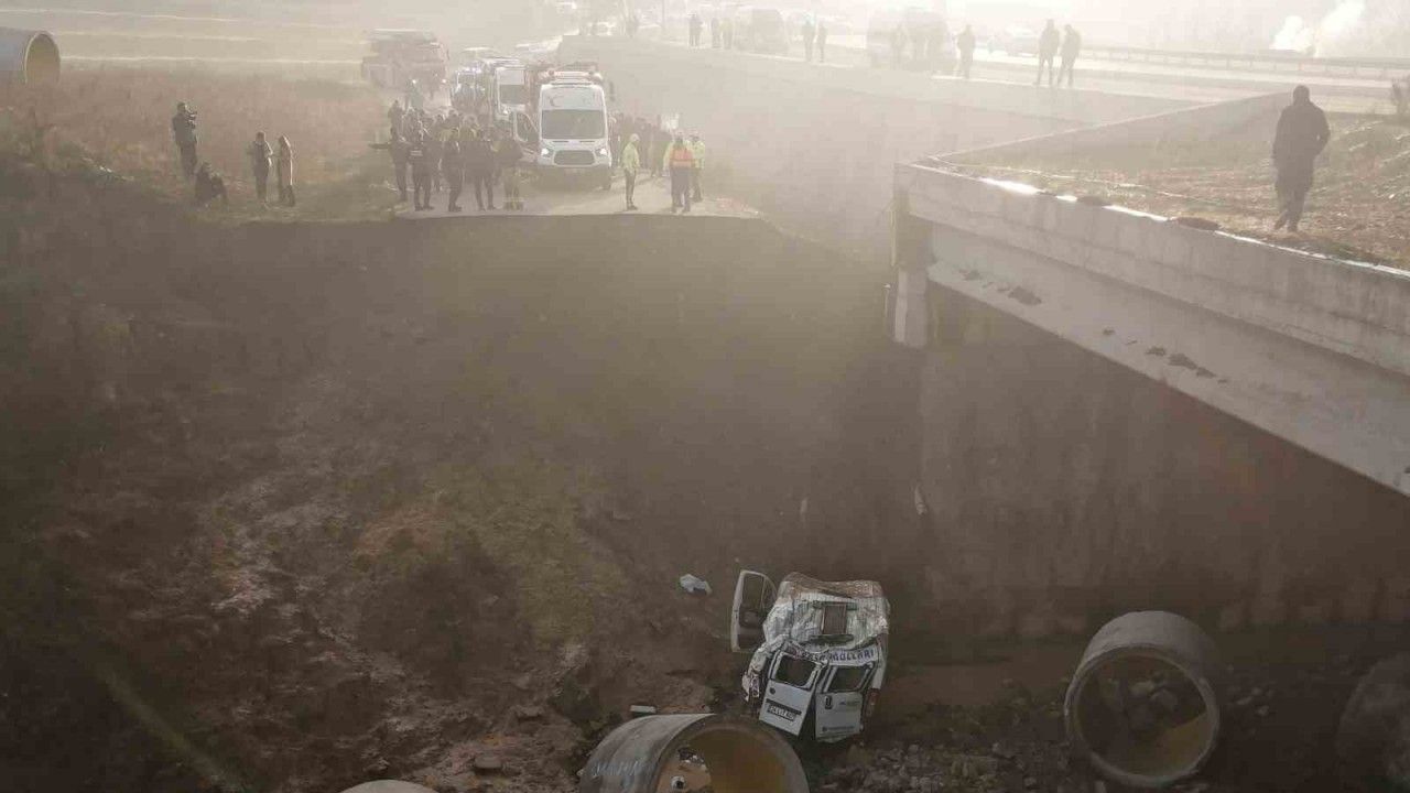 Tuzla’da servis minibüsü dere yatağına uçtu: 2 ölü, 13 yaralı