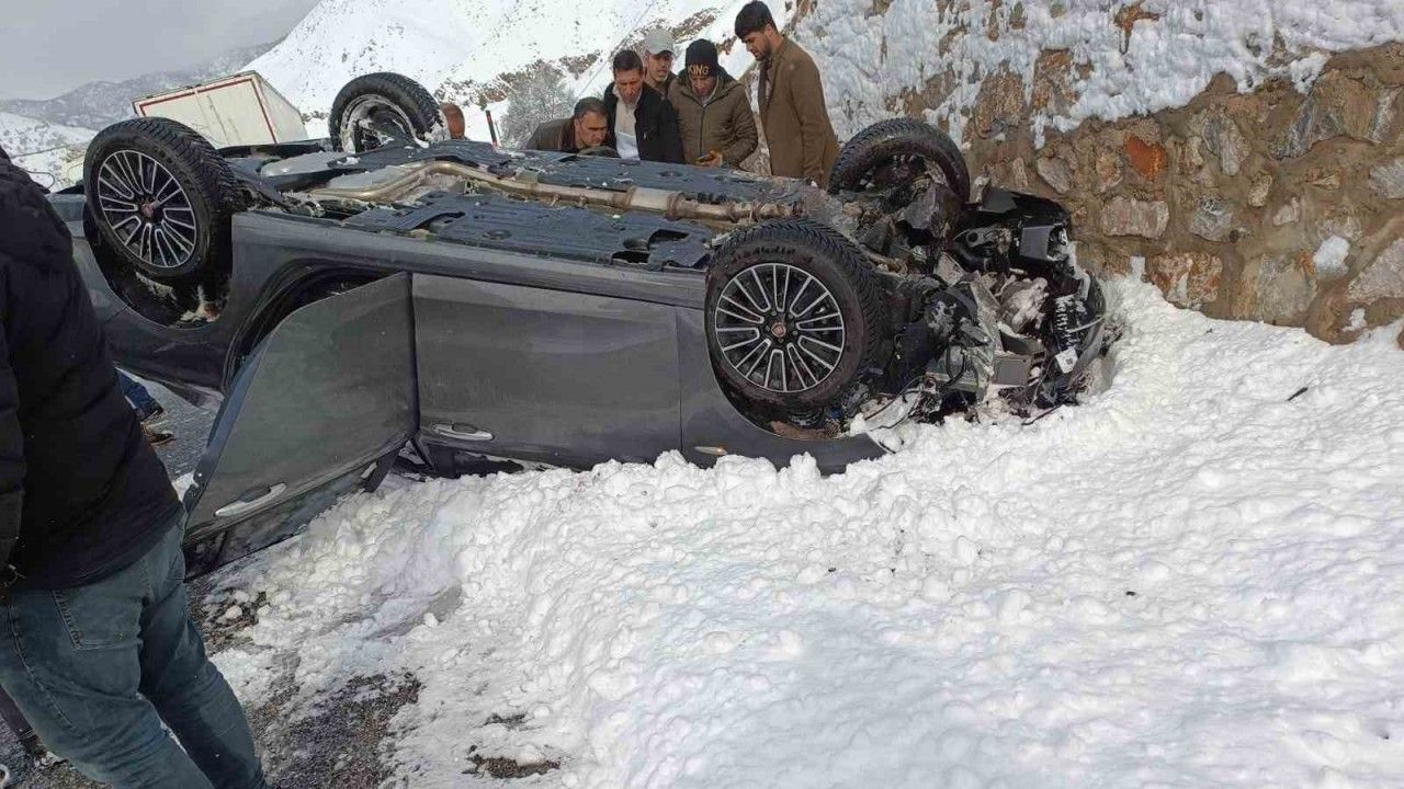 Bitlis’te otomobil takla attı: 2 yaralı