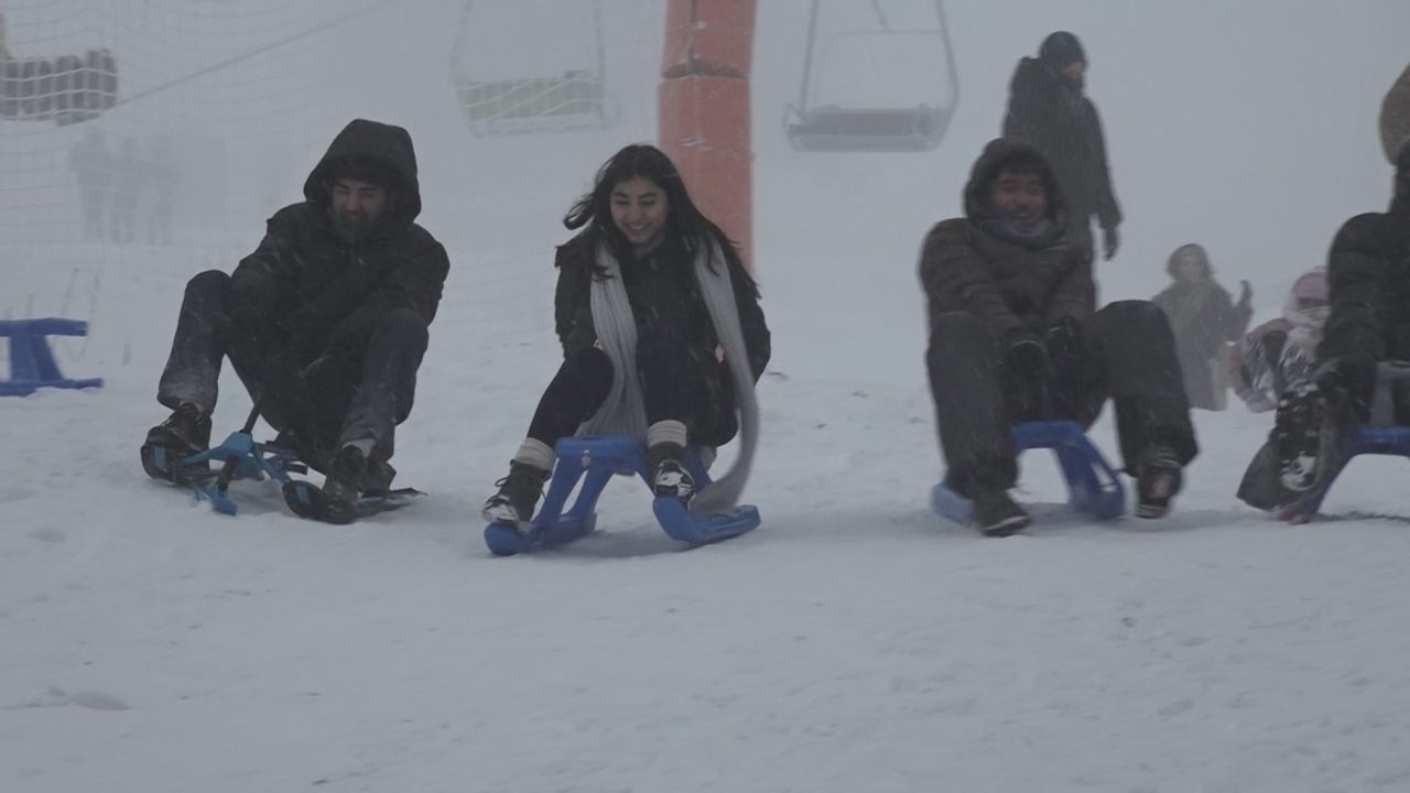 Uludağ’a yoğun kar yağdı, pistler doldu taştı
