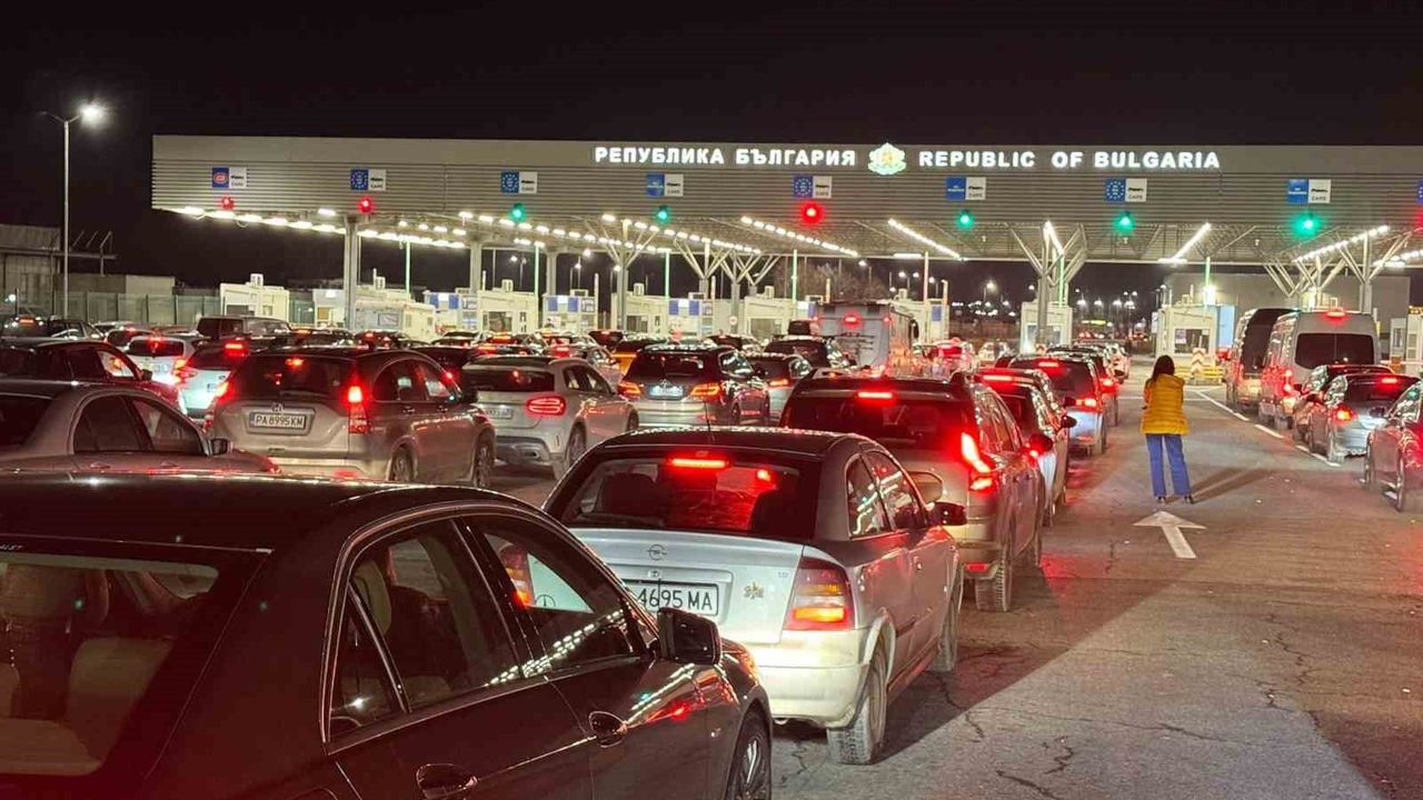 Yılbaşı alışverişini Edirne’de yapan Bulgaristan vatandaşları, dönüşte sınır kapılarında yoğunluk oluşturdu