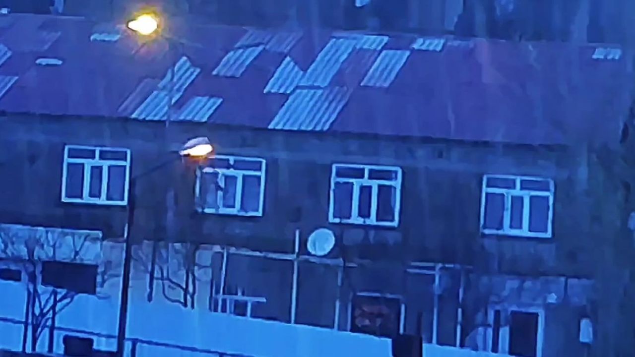 Bitlis’te çakan şimşekler geceyi gündüze çevirdi