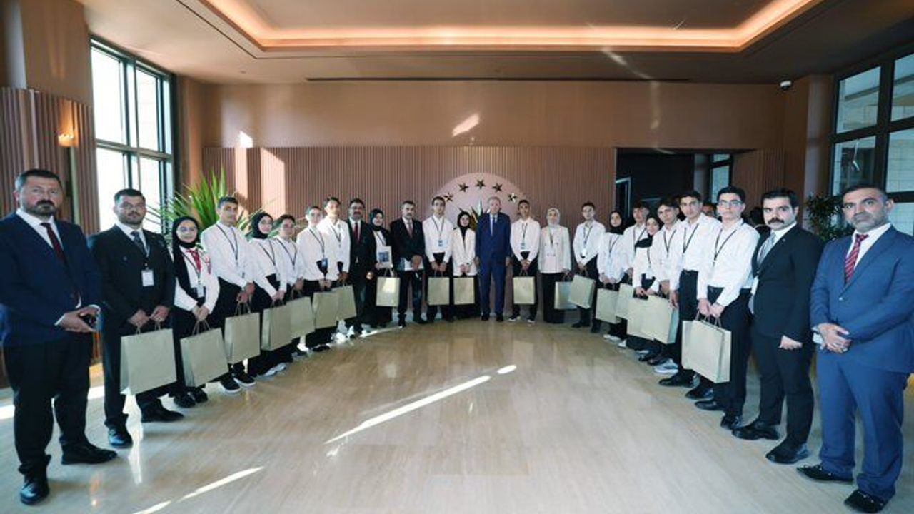 Cumhurbaşkanı Erdoğan, Maziden Atiye Programı öğrencilerini Bitlis'te kabul etti