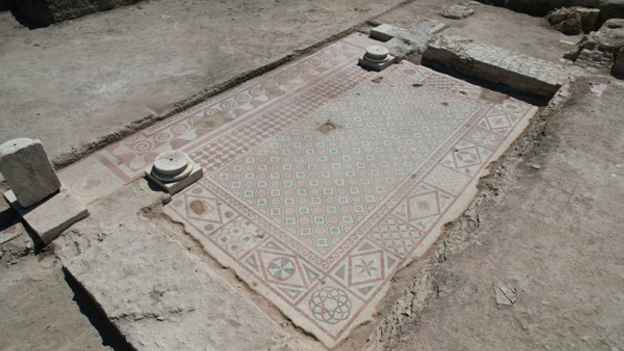 Pompeiopolis'te 105 metrekarelik mozaik ve Eros başı bulundu