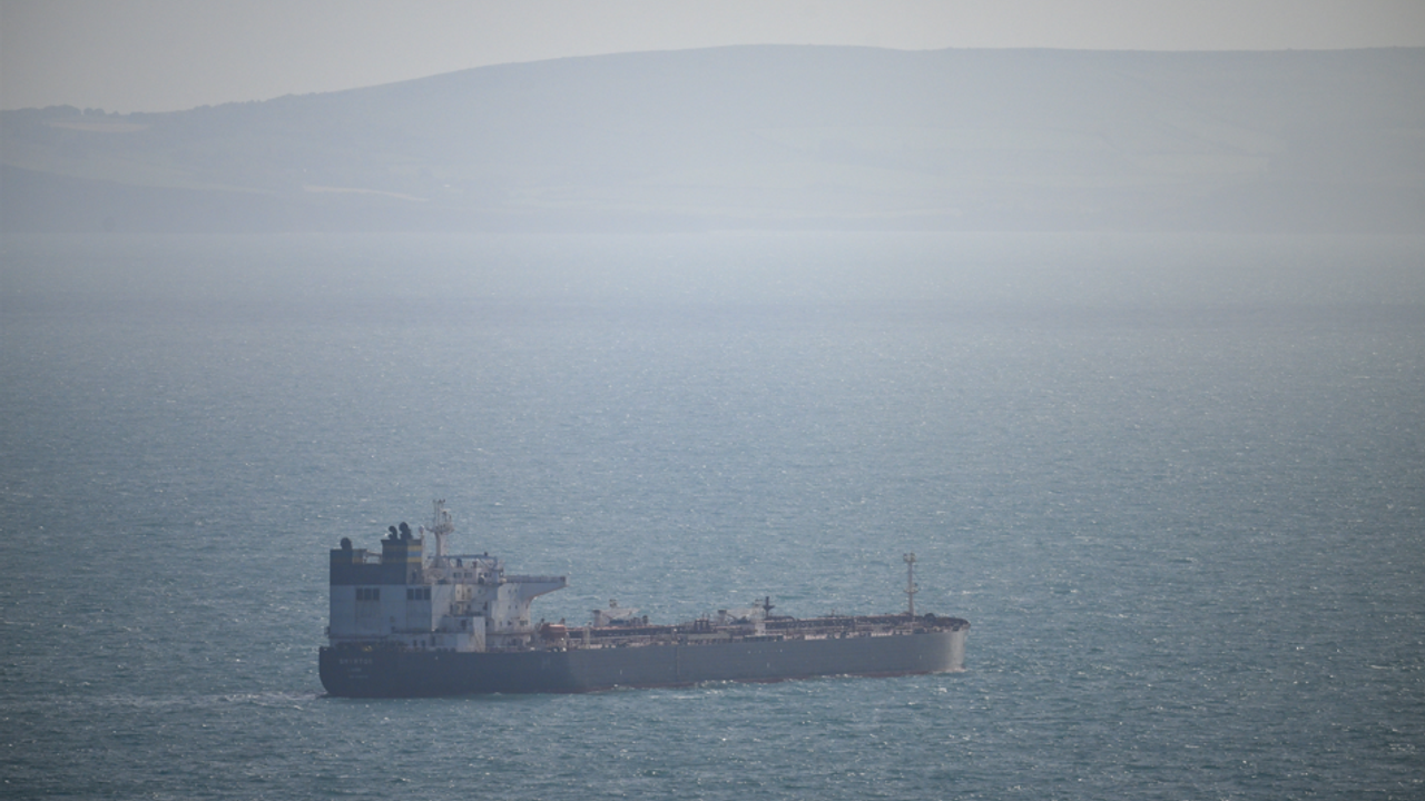 Rusya’dan Çin’e giden tanker Marmara Adası açıklarında arızalandı