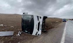 Afyonkarahisar’da Çinli turistleri taşıyan otobüs devrildi: 3 yaralı