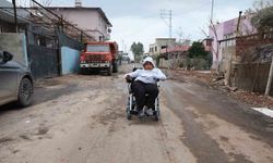 Akülü aracına kavuşan Enes’in ilk işi mahalleyi turlamak oldu