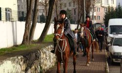 İki kardeş karnelerini atlarla almaya geldi