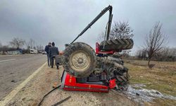 Kastamonu’da minibüsle çarpışan traktör devrildi: 3 yaralı