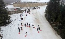 Öğrenciler okul stresini Ilgaz Dağı’nda kızakla kayarak attı