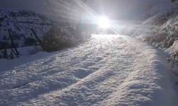 Elazığ’da aracı ile karda mahsur kalan vatandaş kurtarıldı