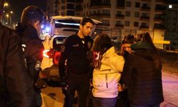 Karayolunda kendini araçların önüne atan kadın polisi alarma geçirdi