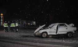 Yoğun kar kazayı beraberinde getirdi: Otomobil bariyerlere çarptı, 2 kişi yaralandı