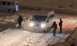Yüksekova’da kar ve fırtınadan dolayı çok sayıda araç mahsur kaldı: Vatandaşlar evlerine yürüyerek gittiler