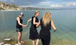 Oyuncu Wilma Elles ve Tuğba Özay Van Gölü’ne girdi
