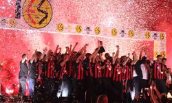 Şampiyon Eskişehirspor kupasını kaldırdı