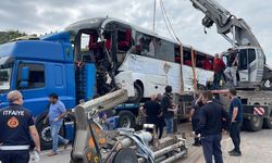 Çanakkale’de 8 kişinin öldüğü kazada enkaza dönen otobüs vinç yardımıyla olay yerinden kaldırıldı