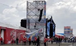 "TEKNOFEST'te Şok! Rüzgarın Devirdiği Demir Kule 3 Kişiyi Yaraladı"