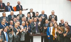 CHP’liler kürsüyü işgal etti