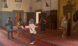 Mimar Sinan’ın Mirasına Saygısızlık Uyarılar Yetersiz Kaldı, Minber Önünde Şortlu Pozlar Tepki Çekti