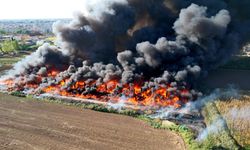 Adana’da geri dönüşüm fabrikasının bahçesindeki yangın dronla görüntülendi