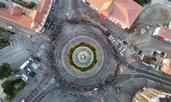 Aynı anda bin 58 kişi halay çekti, tarihi meydanda eşsiz görüntüler oluştu