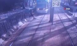 Beyoğlu’nda tramvayın yayaya çarptığı anlar kamerada