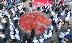 GASTROAFYON REKORA DOYMUYOR DÜNYANIN EN BÜYÜK SUCUKLU YUMURTASI GUİNNESS REKORUNU KIRDI