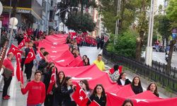 1919 metrelik Türk bayrağı eşliğinde ‘Cumhuriyet Yürüyüşü’