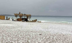 Antalya 15 dakikada kışı yaşadı, Konyaaltı Sahili beyaza büründü