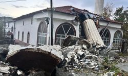 Fırtına minareyi yıktı: Cemaat ölümden döndü