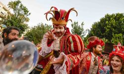 Kaleiçi sokaklarında renkli kortej geçişi