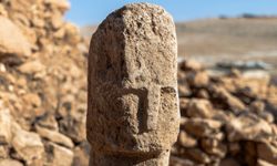 Karahantepe’de tarihte bir ilk: İnsan yüzlü T biçimli dikilitaş bulundu