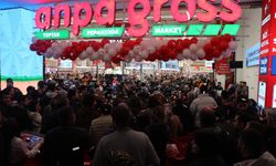 Denizli’de zincir marketin indirimli açılışı geceden sabaha kuyruk oluşturdu