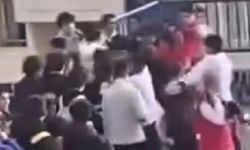 İzmir’de öğrenciler birbirine girdi: Sokak boks ringine döndü