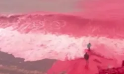 Kızıl Sahil'de deniz suyunun rengi yağışın ardından kızıla döndü
