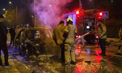 Küçükçekmece’de seyir halindeki otomobil alev topuna döndü