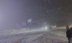 Uludağ’da yoğun kar var...Ekipler yolların kapanmaması için aralıksız çalışıyor