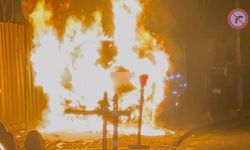 Üsküdar’da park halindeki araç alev alev yandı