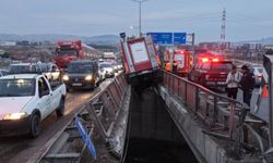 Yüksek gerilim tellerine ramak kala, itfaiye aracı köprü arasında sıkıştı: 3 personel yaralı