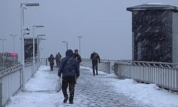 Beylikdüzü metrobüst üst geçidi karla kaplandı