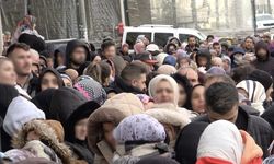 Bursa’da indirim izdihamı: 100 liralık alışveriş için dondurucu soğukta saatlerce beklediler