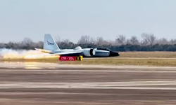 NASA'ya ait araştırma uçağı arıza nedeniyle gövde üzerine iniş yaptı