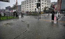 Eminönü’nü su bastı, yollar göle döndü