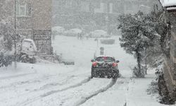 İstanbul’da kar yağışı, araçlar güçlükle ilerlerlerken halk tadını çıkarıyor
