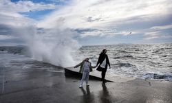 İstanbul'da lodos etkili oldu, dev dalgalar sahili kapladı