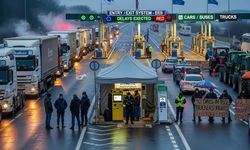 Schengen vize protestosu AB sınırlarını kilitledi, tırlar kilometrelerce kuyruk oluşturdu