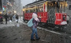 Taksim’de kar yağışı aralıklarla etkisini gösteriyor