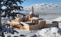 Tarihi İshak Paşa Sarayı’nda kış güzelliği büyülüyor