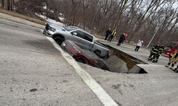 ABD'de iki araç, yolun aniden çökmesiyle çukura düştü